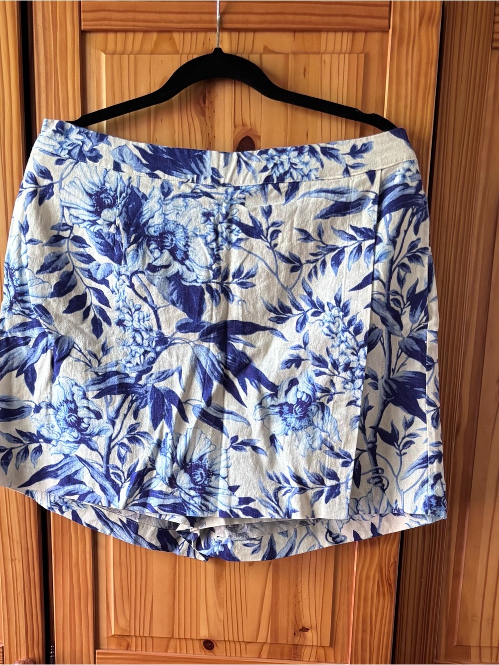 Ellen Tracy Blue and White Floral Skort perfect for pickleball or gardening!